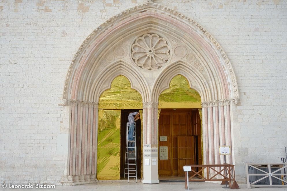 Eldorato è un progetto che racconta l’illusione di questo millennio: l’esistenza di una terra dell'oro, dove ci sono benessere e futuro. Una terra lontana di cui si sa poco e di cui si immaginano meraviglie; una terra al di là della linea dell'orizzonte che ce la nasconde. Il progetto, ideato e prodotto da de Gara (Firenze, 1977), si articola in una serie di installazioni site-specific che utilizzano come materia prima un oggetto salvavita: le coperte isotermiche normalmente usate per il primo soccorso in caso di incidenti e calamità naturali ed entrate nell'immaginario collettivo come “veste dei migranti”. Presenti alla cerimonia, oltre l'artista, anche il Custode del Sacro Convento di Assisi, padre Mauro Gambetti, padre Marco Moroni, e il direttore della Sala Stampa del Sacro Convento di Assisi, padre Enzo Fortunato.