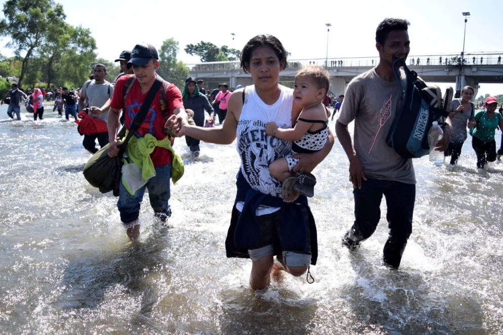 Seguendo il cammino della carovana si arriva presto al confine con il Guatemala. Dove l’ultima carovana si è divisa tra le frontiere di Corinto, Puerto Barrios e Agua Caliente, per poi riunirsi a Esquipulas e raggiungere la capitale, Città del Guatemala. In tanti, qui, si sono fermati nella Casa del Migrante gestita dai padri scalabriniani. “Abbiamo dovuto gestire una situazione molto complessa, la nostra struttura non ha potuto prestare attenzione a tutti coloro che arrivavano – afferma il direttore della Casa, padre Mauro Verzeletti in un'intervista al Sir –. Abbiamo dato accoglienza a 767 persone migranti, tra cui 126 donne e 151 bambini. Tra queste, 729 provenivano dall’Honduras”.