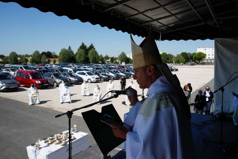 La Messa in auto è stata resa possibile dalle prime misure di de-confinamento in Francia, che consentono alle persone di muoversi pressoché liberamente