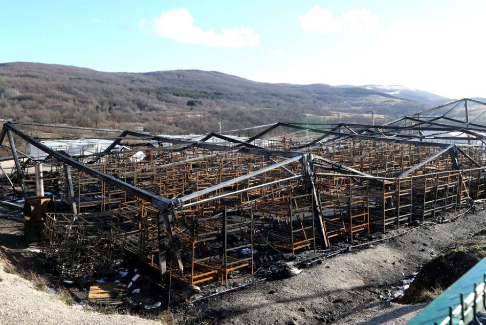 Lo scheletro delle baracche è quel che resta del campo andato in fumo: giudicato inadatto a ospitare i migranti per l'inverno, doveva essere temporaneamente chiuso per lavori