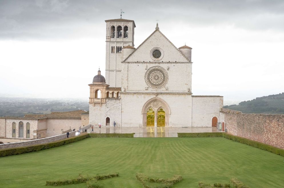 Il progetto ha preso il via nel giugno del 2018 dalle porte dell'Abbazia fiorentina di San Miniato al Monte; è stato realizzato sulle chiese di settanta chiese cattoliche, valdesi, metodiste e luterane e di alcuni luoghi comunitari simbolici come il Maschio Angioino e il Palazzo delle Aquile (sedi del Comune di Napoli e di quello di Palermo), il carcere di Venezia e l’Aula Magna dell’Università di Bologna. Si è unita al progetto anche l’unione delle comunità islamiche d'Italia (UCOII) e da settembre saranno realizzate le porte d'oro di 5 moschee.