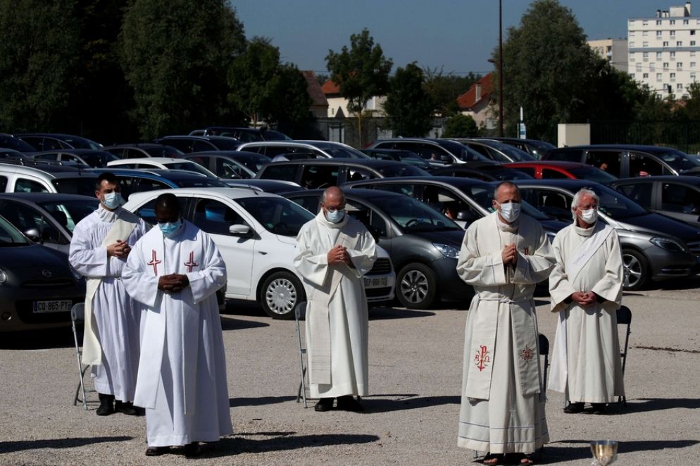 Per evitare che i fedeli aprissero i finestrini o uscissero dalle auto, la messa era trasmessa dall'emittente cattolica locale, e poteva essere ascoltata dalle autoradio.