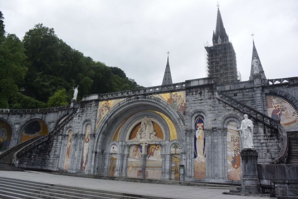 Occorrerà ancora attendere per le prime Messe aperte al popolo nelle basiliche del Santuario, come quella inferiore, le cui porte resteranno chiuse