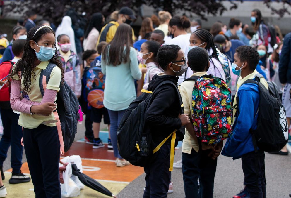 Studenti della scuola elementare "Orchard Gardens" attendono fuori dall'edificio di poter entrare. Il 9 settembre è stato il primo giorno di scuola. Boston, Massachusetts, Usa