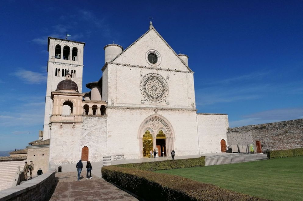 L’obiettivo dell’istallazione, visibile ad Assisi, realizzata con la collaborazione di Indigo Art Gallery di Perugia, fino al 27 settembre, è quello di promuovere una riflessione profonda sull'accettazione del diverso da sé, sulle terre promesse e sull’aspirazione a un mondo diverso, costruito oltre l'idea di confine e capace di essere nuovamente umano.