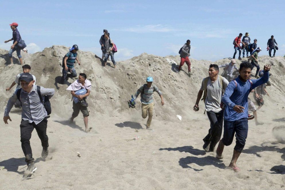 Prima di fuggire i migranti si sono difesi con lanci di pietre. Un altro gruppo di 200 migranti, che ha superato con successo il confine, è stato poi intercettato dalla Guardia nazionale mentre si dirigeva a piedi verso la città di Tapachula (Sud).