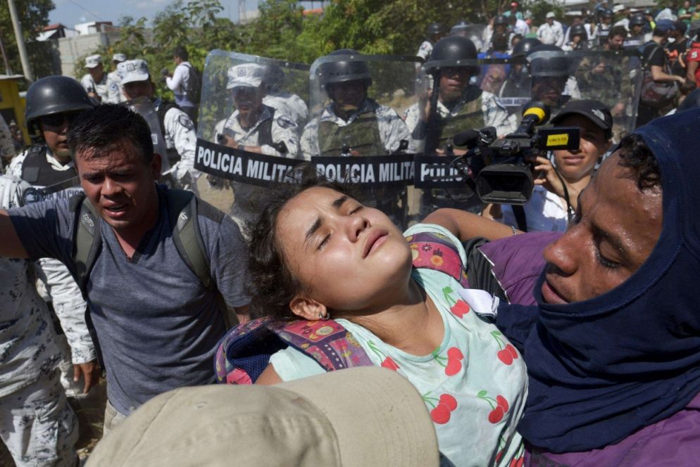 Non è riuscito il secondo tentativo di entrare in Messico di centinaia di migranti violentemente respinti da un ingente cordone di sicurezza al confine meridionale con il Guatemala e costretti a buttarsi nel fiume Suchiate per tornare indietro. Le foto pubblicate dai media internazionali mostrano agenti della Guardia nazionale che per bloccarli utilizzano i loro scudi e lanciano gas lacrimogeni su uomini e donne con bambini in braccio.
