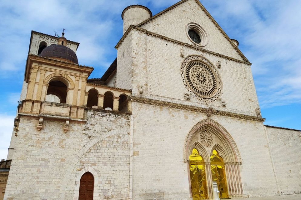 «Eldorato - ha commentato l'artista Giovanni De Gara - è un'allusione all'Eldorado, la terra mitologica dove si trovavano oro e benessere. È spesso quello che pensano i migranti, di trovare una situazione migliore di quella da cui fuggono, e invece alla fine l'unica cosa dorata che trovano è l'oro di una coperta termica. Nella parola 'Eldorato' c'è un richiamo alle ebraico Elohim – Dio – per cui  si può intendere 'Dio dorato'; nella tradizione pittorica bizantina e non solo, l'oro è il colore della divinità, il colore di Dio. Il progetto fa tappa ad Assisi in quella che vorremmo fosse la penultima tappa: la speranza è di concludere il "viaggio" a Roma, siamo in attesa di una risposta dal Papa Francesco».