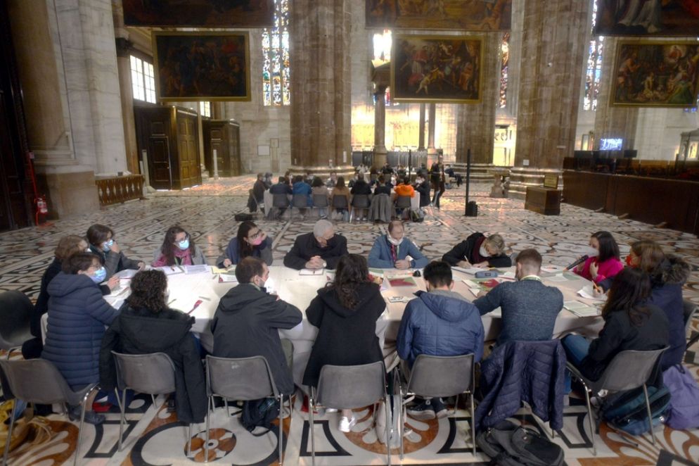 Sono tante le domande che i giovani cattolici lombardi si sono posti ai tavoli di confronto sulle 5 tematiche. E nel mentre le hanno rivolte ai vescovi lombardi. Il sottotesto di tutti gli intervento è quello del bisogno di essere ascoltati, non solo nella giornata del 6 novembre, ma sempre. Un confronto aperto che si piega alla critica, ma anche tanti riconoscimenti: “Ormai la Chiesa è rimasta l’unica istituzione ad aiutarci con il lavoro”.