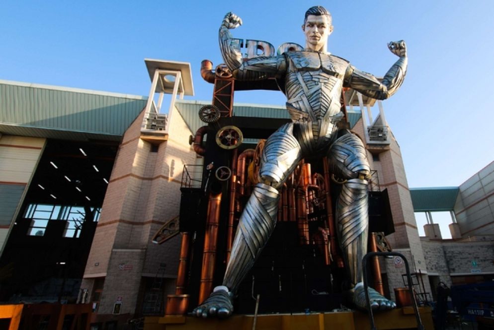 Un gigantesco Cristiano Ronaldo è una sorta di Frankenstein nel carro "Idol" di Umberto, Stefano e Michele Cinquini