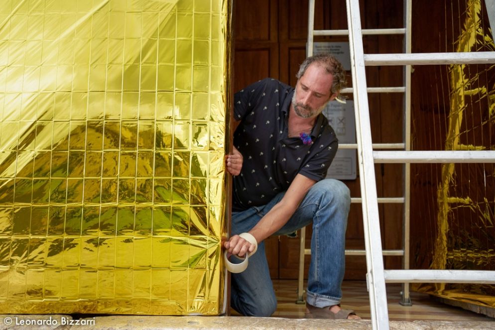 In occasione della Giornata mondiale del migrante e del rifugiato, anche la comunità dei frati del Sacro Convento di Assisi fa sentire la sua voce sul tema delle migrazioni e dell'accoglienza, aderendo al progetto artistico “Eldorato” di Giovanni de Gara. Nella mattinata di oggi, sabato 26 settembre, l'artista ha installato, sulle porte della Basilica Superiore di San Francesco d'Assisi, oltre 20 metri di coperte termiche.