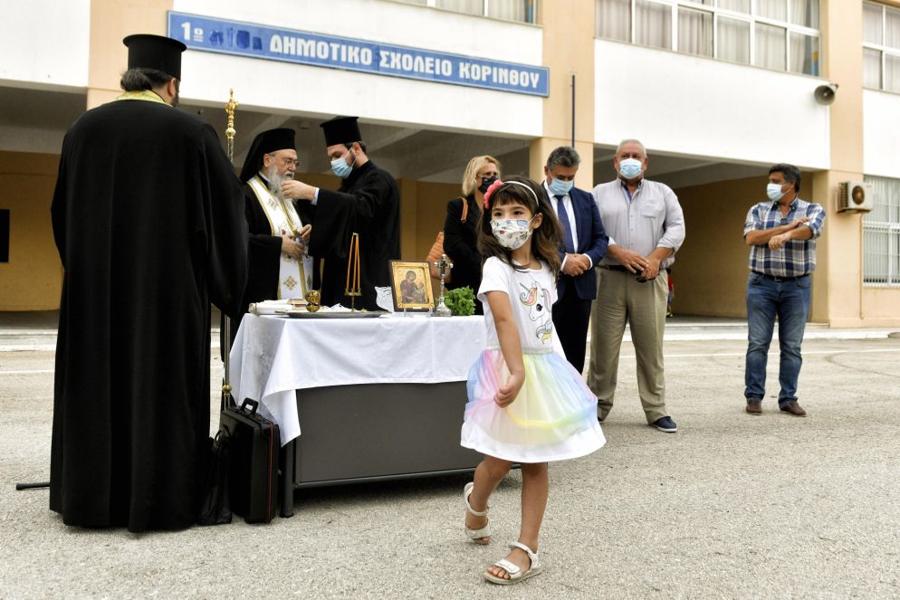 Una bambina balla durante una tradizionale cerimonia per l'inizio della scuola a Corinto, in Grecia
