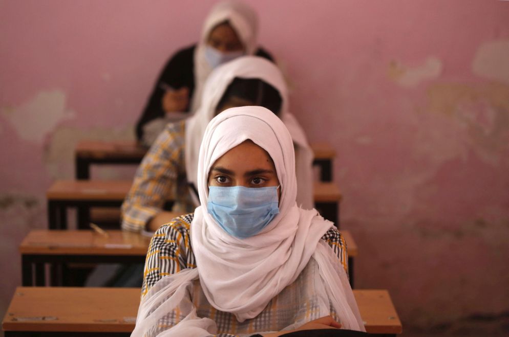 Studentesse in classe a Srinagar, nel Kashmir. Per le regole anti-Covid, solo il 50% della classe può partecipare alle lezioni in presenza