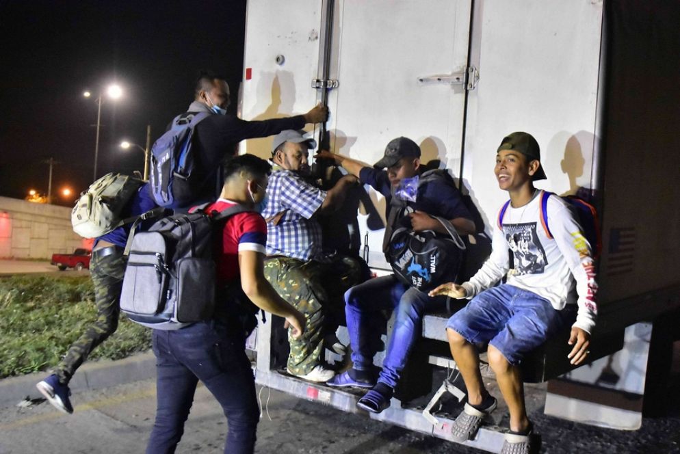 Non è stato facile per tanti raggiungere San Pedro: le persone con meno mezzi si sono ingegnate chiedendo un passaggio agevolato