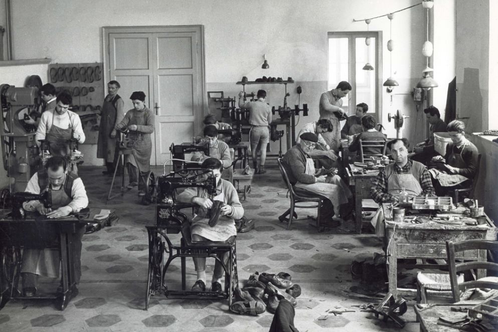 Al lavoro nel laboratorio di calzoleria
