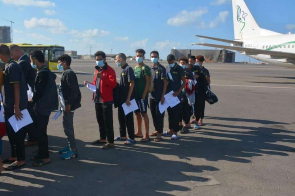 I giovanissimi migranti egiziani rimpatriati dalle autorità libiche con le maglie della Guardia di Finanza italiana