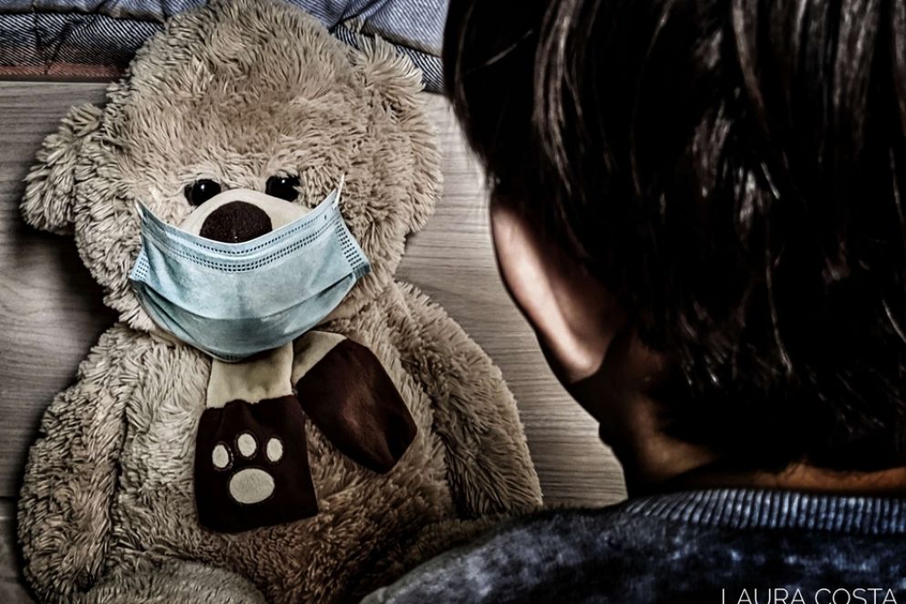 Tu come me, amico pelouche. Sei felice quando io sono felice. Ti ferisci la zampa quando io mi faccio male. Dormi quando dormo, ti arrabbi insieme a me. E certamente io, che ti voglio bene, ti proteggo con la mascherina. Identica alla mia. Così, stai tranquillo, non ci ammaleremo