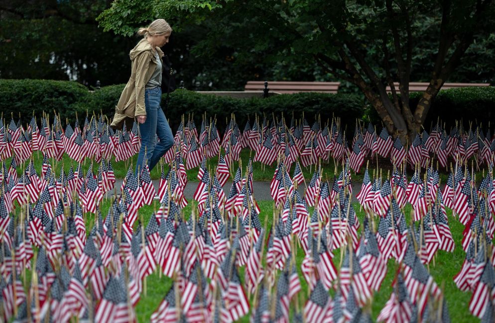 In foto: centinaia di bandiere americane piantate in un giardino per commemorare l'11 settembre 2001, a Boston.