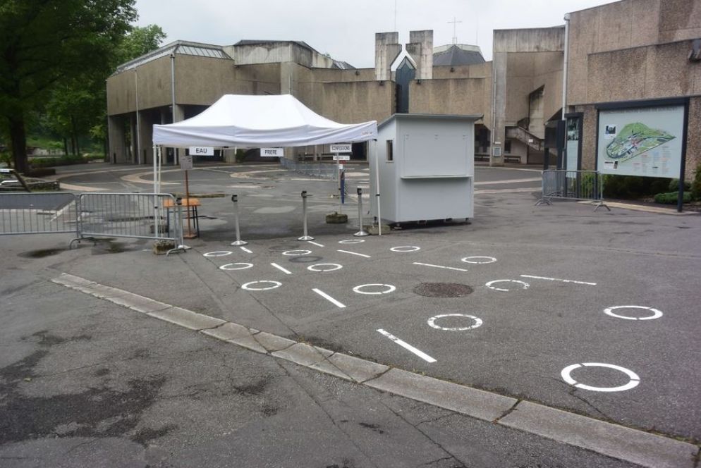 Sono previste tre corsie: per le fontanelle, per raccogliersi di fronte alla Grotta, per confessarsi alla Chiesa Sainte-Bernadette