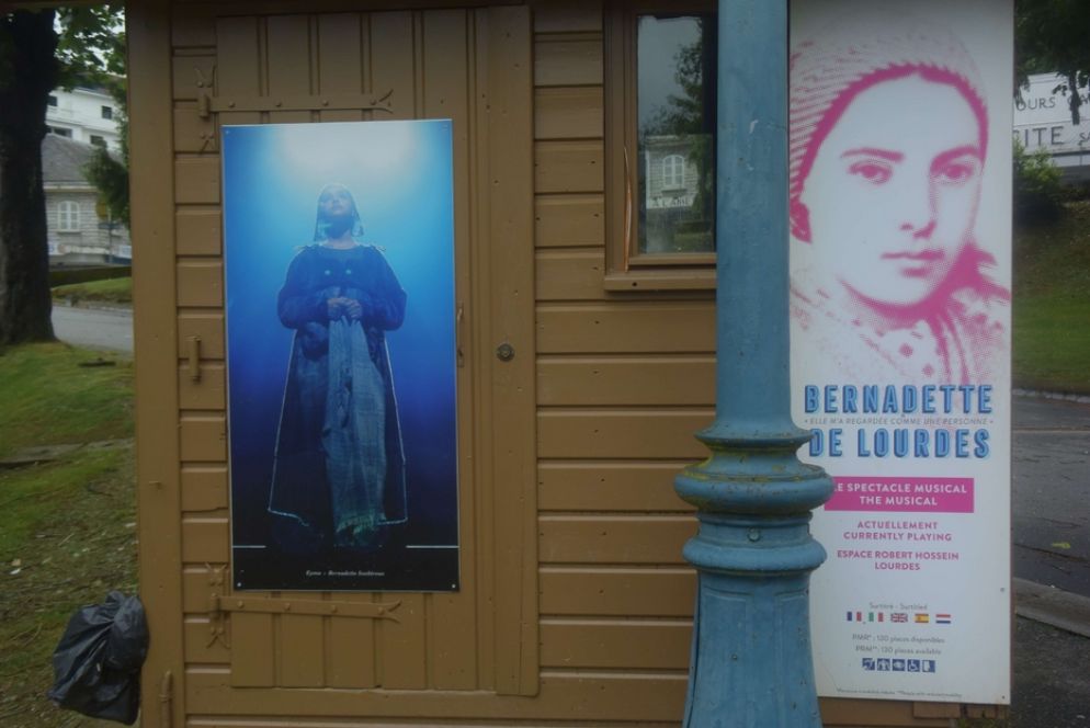 Si dovrà invece ancora attendere per assistere agli spettacoli che rievocano le Apparizioni dell’Immacolata nel 1858