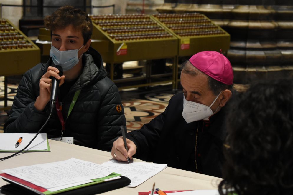 I giovani parlano, i vescovi penna in mano prendono appunti. E’ il mantra dell’incontro Giovani e Vescovi e monsignor Delpini, arcivescovo di Milano, dà l’esempio. Anche perché quello che è avvenuto oggi non è un evento a sé stante, ma l’inizio di un cammino.