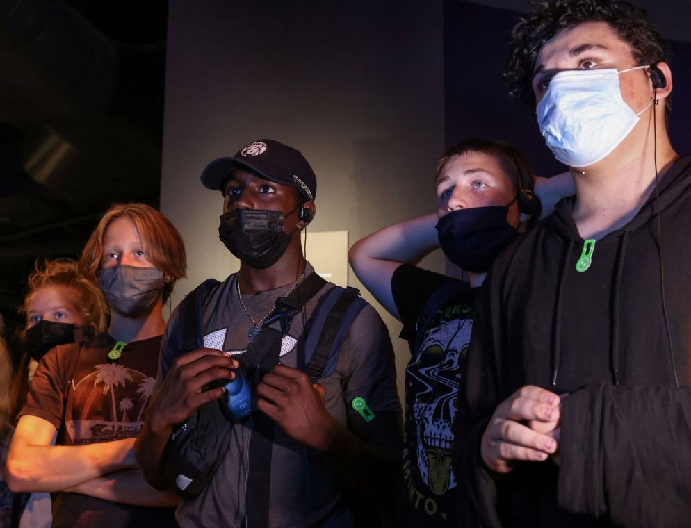 In foto: alcuni studenti al 9/11 Memorial. Molti dei visitatori non erano ancora nati nel 2001. Il memoriale prevede anche percorsi per i bambini e per le famiglie.