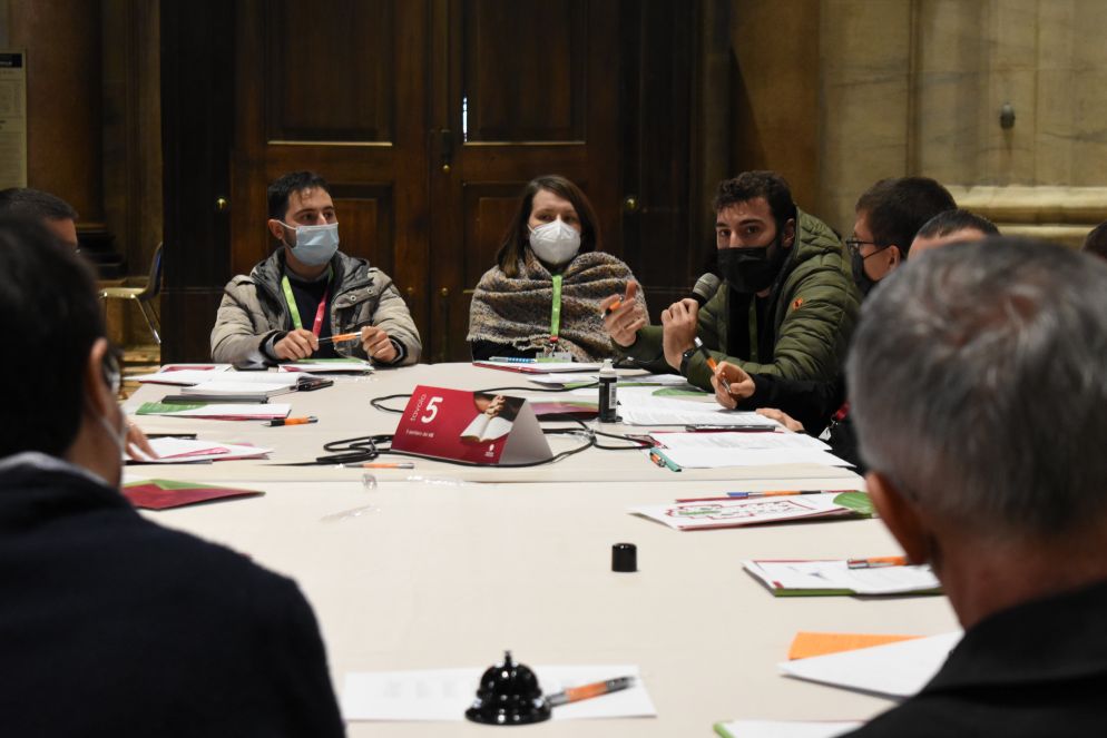 Difficile trovare un vero e proprio protagonista della giornata, ma il fil rouge è stato la voglia di amare. Amare il prossimo, il proprio lavoro – e le proprie scelte – ma anche amare la Chiesa. Per questo il tavolo al tavolo dei “Riti” ci sono state proposte dei ragazzi. “Ci sono momenti non compresi, ma questo è dovuto al fatto che le Messe risultano talvolta stanche e prive di energia se chi le recita o chi fa la predica non ci mette il cuore”, dicono in molti. “La messa deve essere un momento di comunità, non di passività, vogliamo sentirci partecipi”.