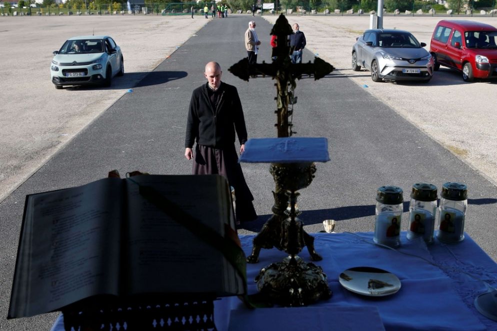 Prima assoluta nella Francia che, nonostante la riapertura dopo il lockdown, non ha ancora concesso l'autorizzazione a riprendere le celebrazioni religiose in presenza dei fedeli