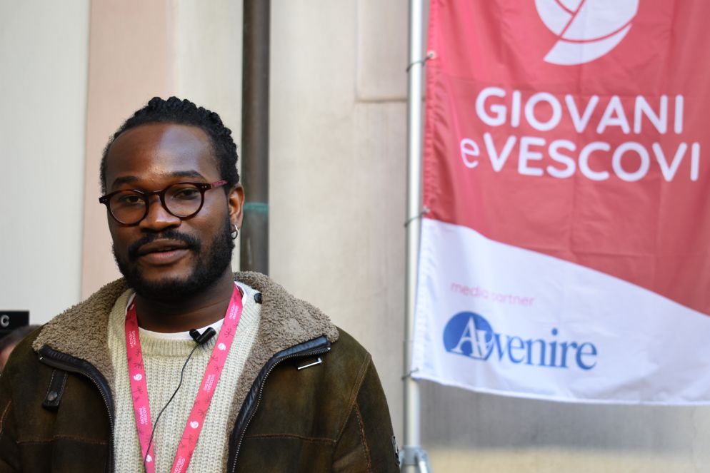 Il dialogo che si è creato tra i tavoli ha uno scopo, per Felix, anche lui ingegnere, quella di creare ponti: “Siamo una società multiculturale, ma non interculturale”. Affiora questo da uno dei tavoli di “intercultura”. La Chiesa deve avere il ruolo di crearli questi ponti, unire e rendere i singoli parte di una comunità. Ma come farlo, quali sono gli esempi concreti portati dai giovani ai vescovi? Le giornate sportive potrebbero essere un buon punto di partenza per i ragazzi, così da riunire ragazzi di diversa etnia, e religione. Oltre a questo workshop e giornate di condivisone in cui le diverse culture possano portare le proprie ricchezze, specie in campo culinario. “Sarebbe bello anche portare le diversità delle variegate celebrazioni, andando a integrare le diverse culture nei riti. Il valore delle diversità è la vera ricchezza che troviamo nel mondo”.