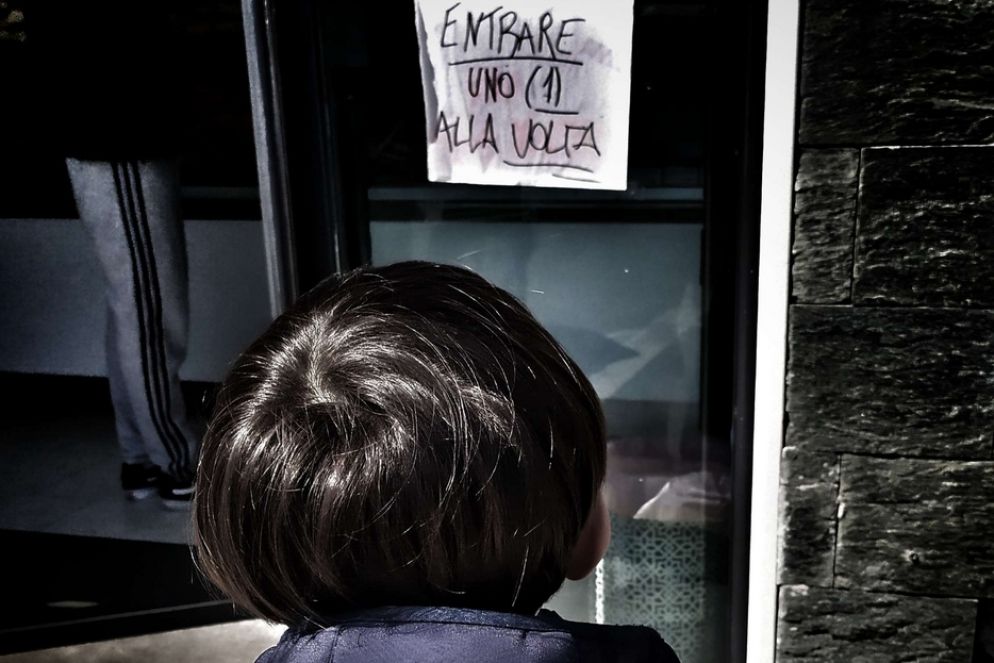 Come per salire sullo scivolo, come per andare in bagno a scuola. A turno, uno per volta. Forse anche agli adulti diranno: in fila indiana e... senza spingere? Ma i bambini lo sanno che questo non è un gioco. Basta guardarsi intorno: nessuno si diverte