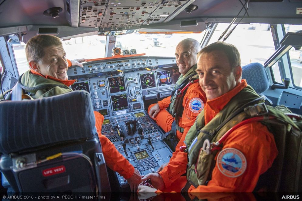 L'equipaggio in cabina per il volo inaugurale dell'aereo, il 19 luglio del 2018