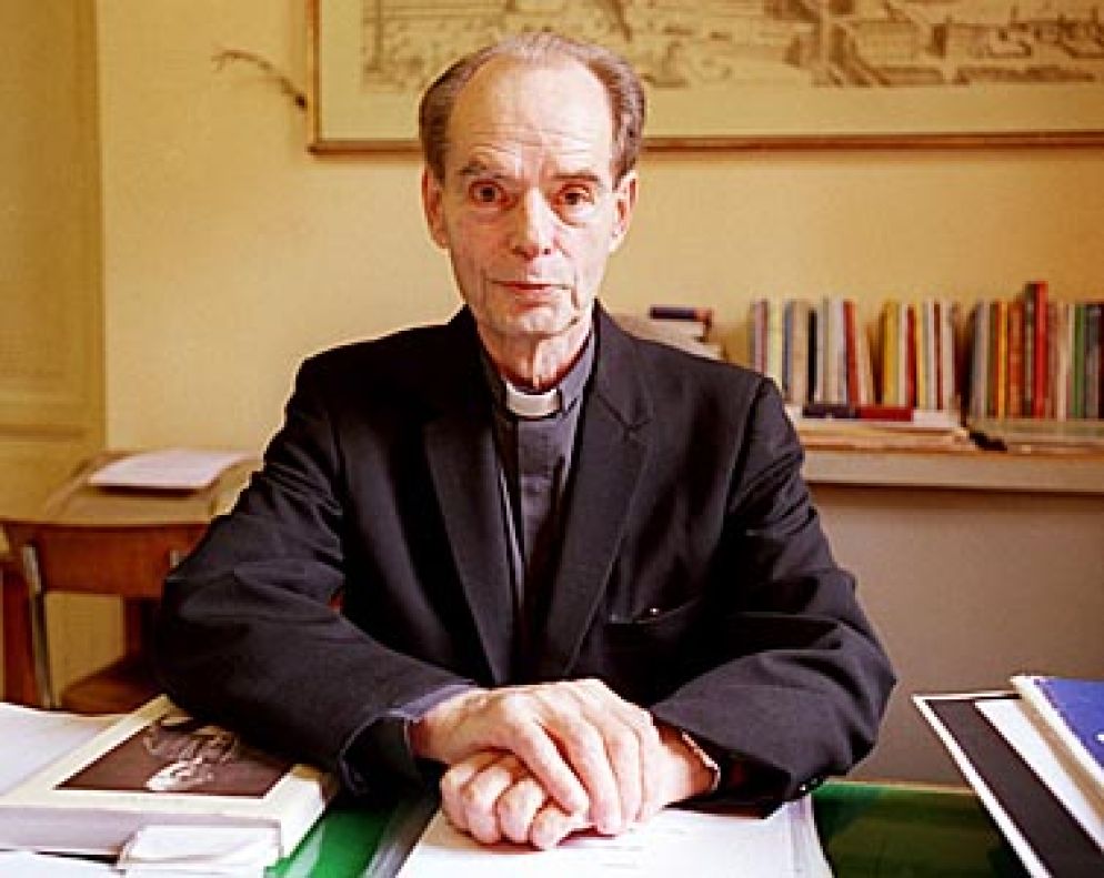 Il gesuita tedesco Peter Gumpel classe 1923 nel suo studio a Roma