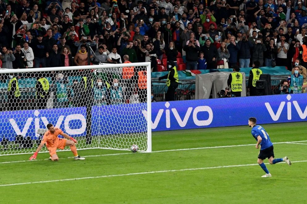 Jorginho spiazza il portiere spagnolo e segna con eleganza. Ed è subito finale - Reuters