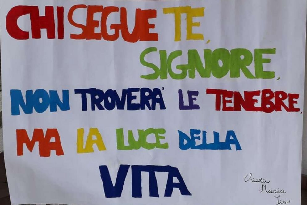 Un cartello per salutare la benedizione - -