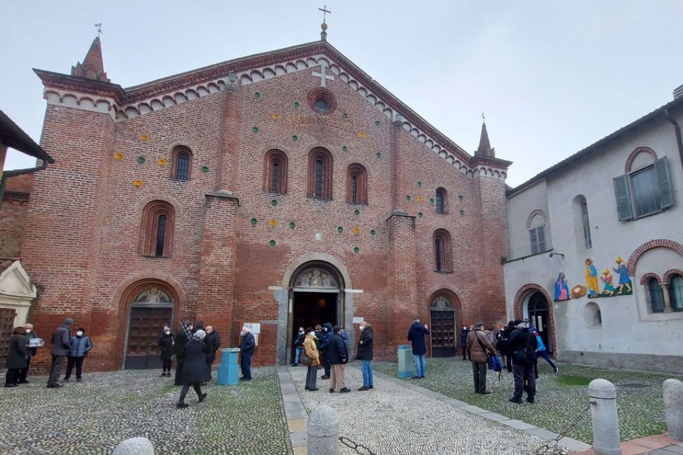 Il presepe all'esterno della chiesa di Santa Maria Rossa a Crescenzago nella periferia di Milano - Avvenire