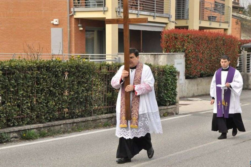 I sacerdoti dell’unità pastorale di Lambrugo e Lurago d’Erba mentre benedicono i due paesi - Facebook unità pastorale di Lambrugo e Lurago d’Erba