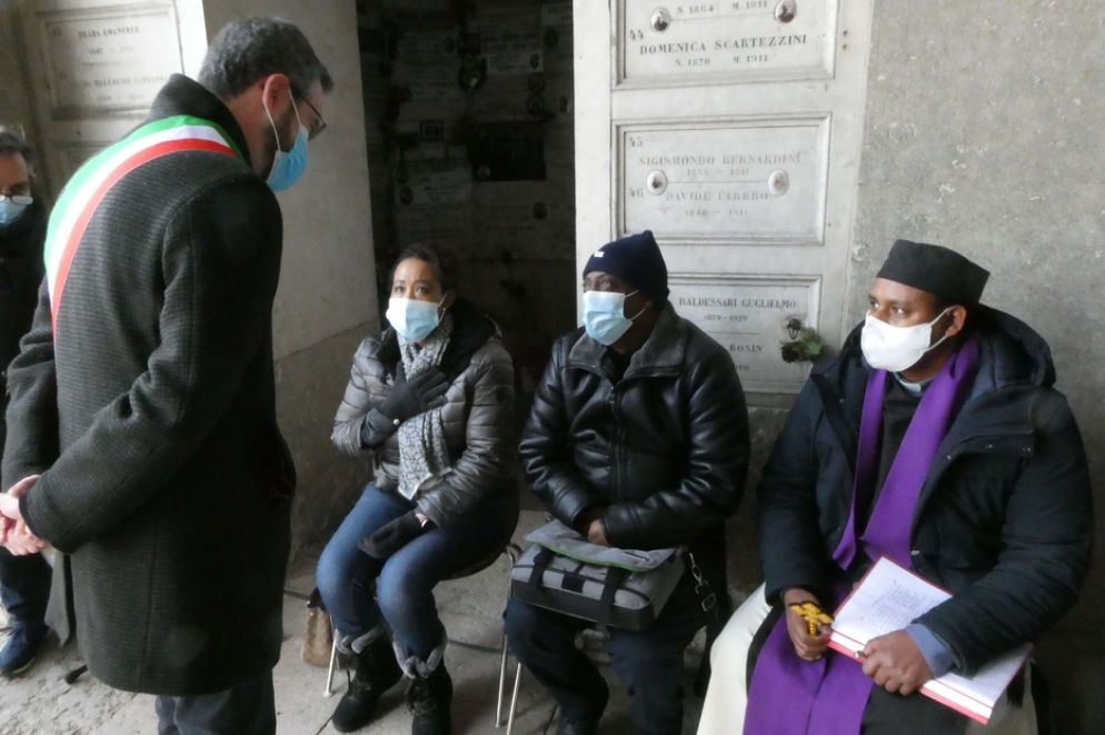 Il sindaco di Trento Franco Ianeselli conversa con i due fratelli della pastora etiope - foto Gianni Zotta