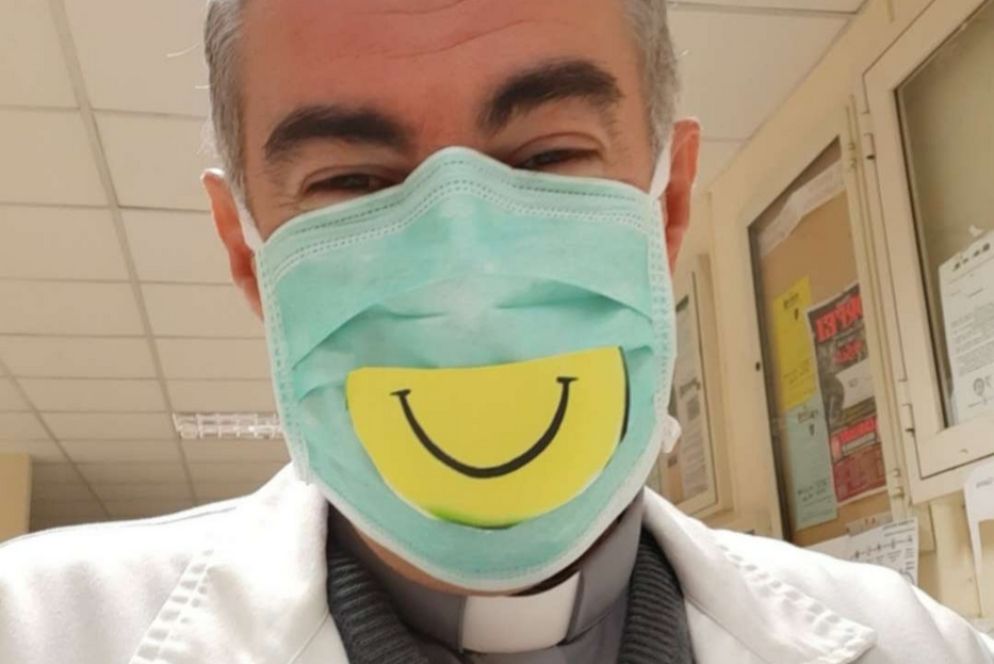Don Giuseppe Casu con la mascherina portata all'Ospedale Marino di Cagliari