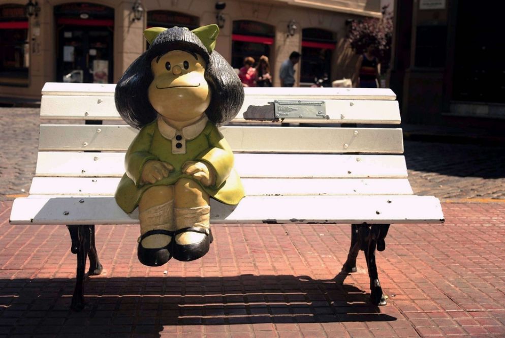 Una panchina a Buenos Aires con la statua di Mafalda, la piccola dalle mille domande scomode - Archivio Fotogramma