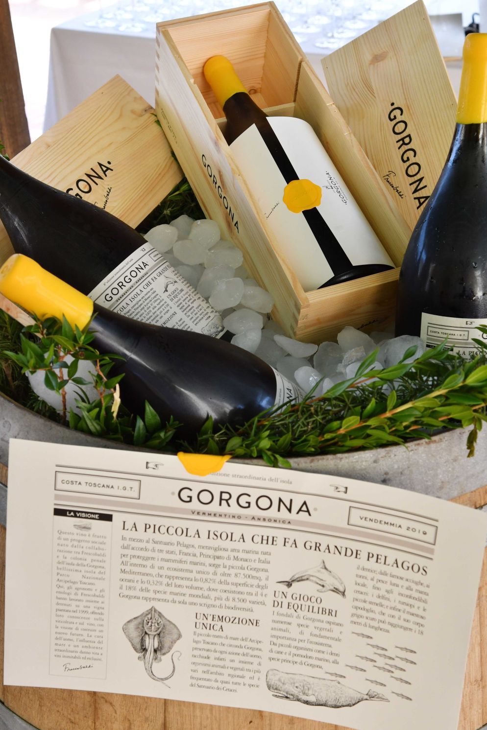 Le bottiglie di "Gorgona" 2019 con l'etichetta disegnata da Simonetta Doni