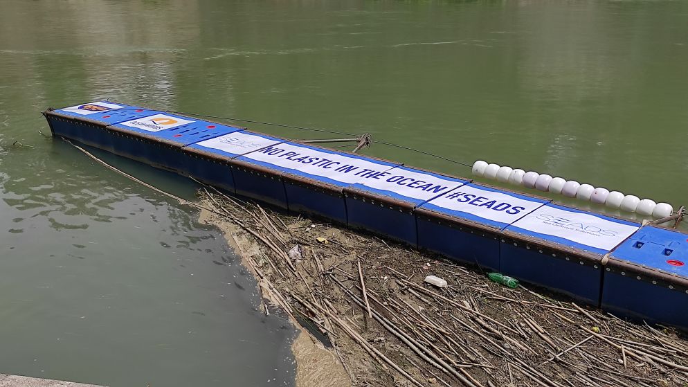 Rifiuti raccolti dalla barriera galleggiante - Foto di Agnese Palmucci