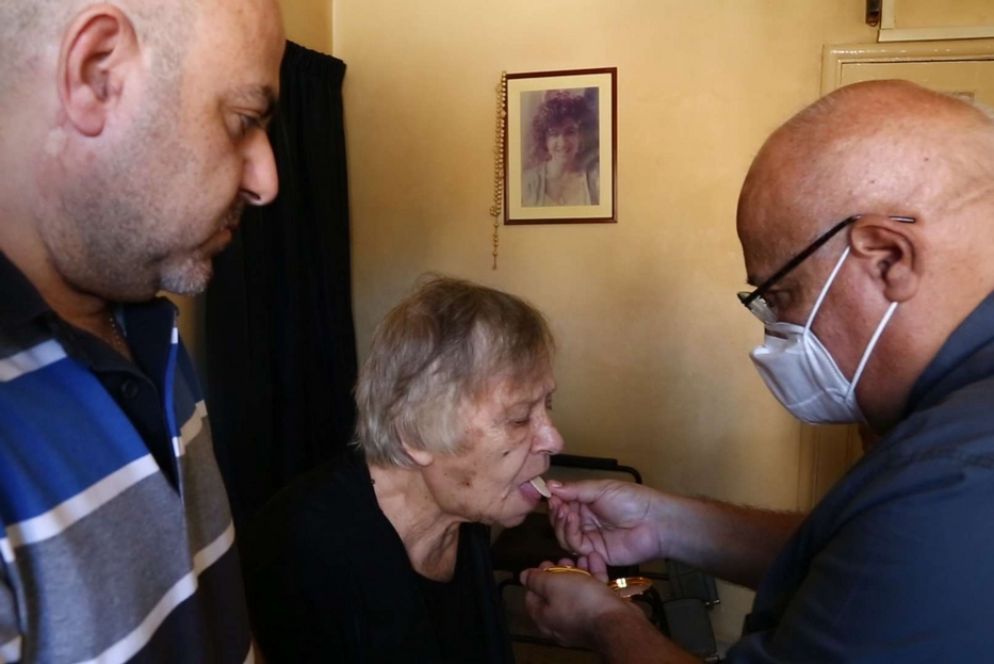 Il vescovo Essayan, vicario apostolico di Beirut, mentre visita una famiglia libanese in difficoltà - Fondazione Giovanni Paolo II