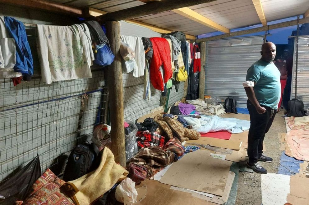 Una delle tende in cui si sono sistemati i 150 braccianti "invisibili" di Saluzzo - .