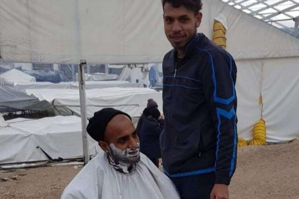 Scene di vita quotidiana in un campo profughi in Bosnia: il barbiere