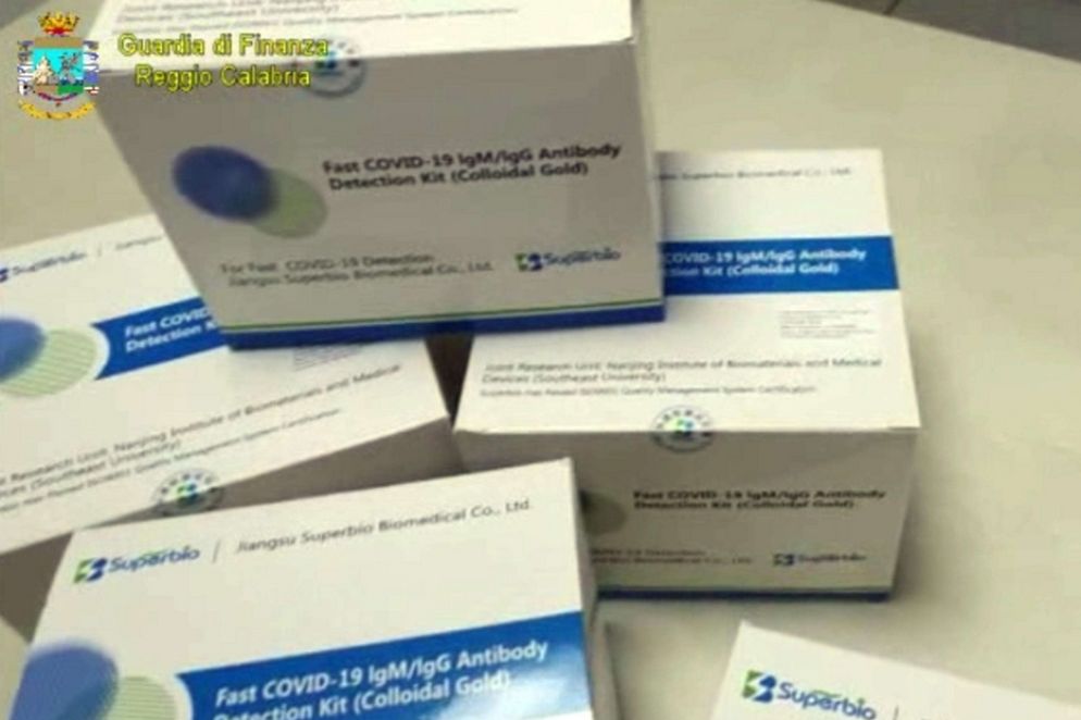 Un fermo immagine da un video della Guardia di Finanza sul sequestro dei 900 falsi kit per il "tampone fai da te" - Ansa