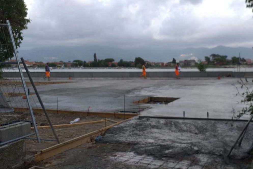 La colata di cemento è gettata - Comitato Bocca di Magra