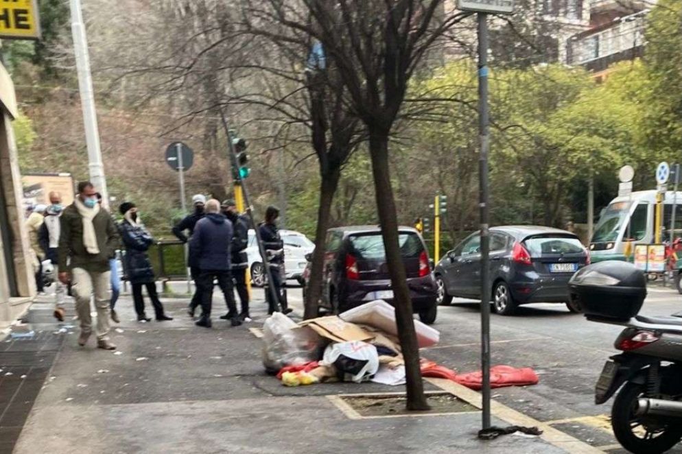 Le coperte e i materassi dei senza-dimora ammucchiati prima di essere portati via dall'Ama - foto di Paolo Ciani