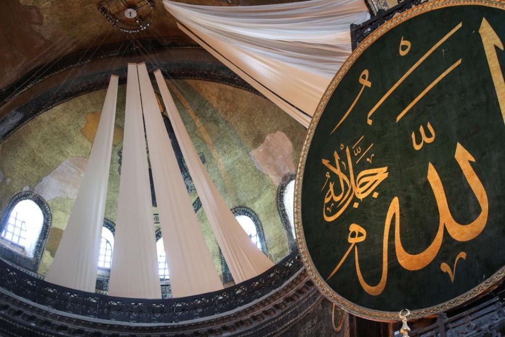 Le antiche immagini sacre cristiane di Santa Sofia coperte da tendaggi - Ansa