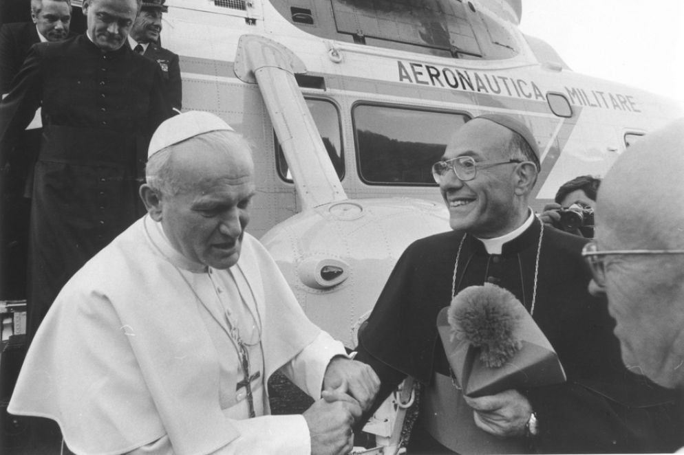 Monsignor Giaquinta, vescovo di Tivoli, accoglie papa Giovanni Paolo II nella sua visita alla Mentorella nel 1978