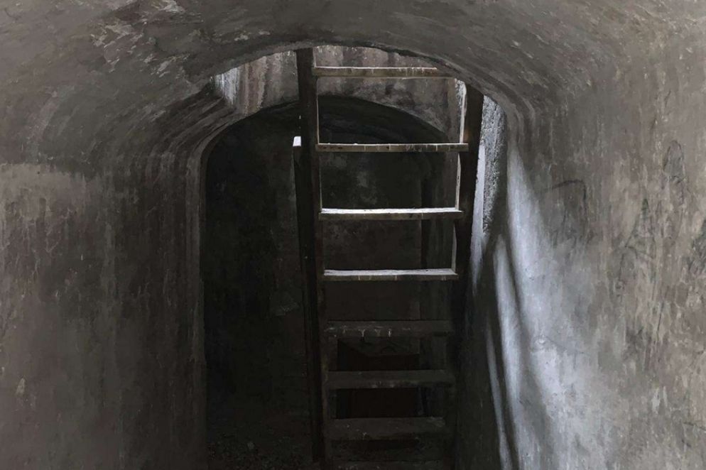 La scaletta che conduceva al nascondiglio - -